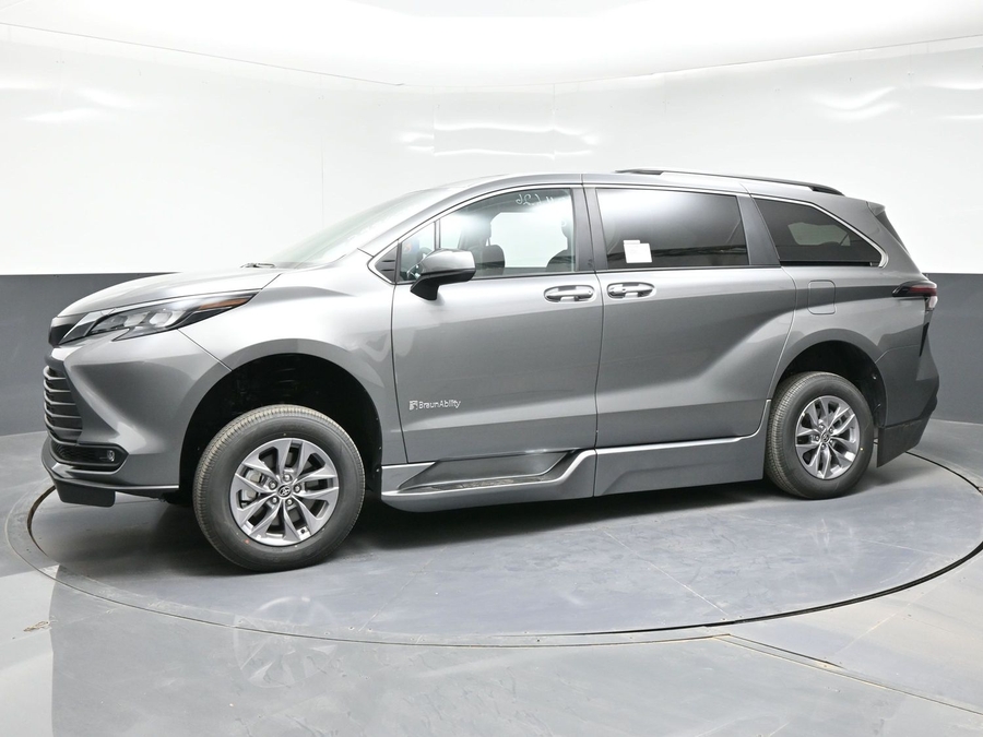 Grey Toyota Sienna image number 2