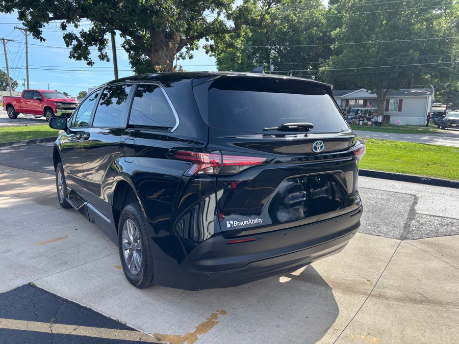 Used 2022 Toyota Sienna XLE - BraunAbility Side Entry Fold Out Automatic Ramp