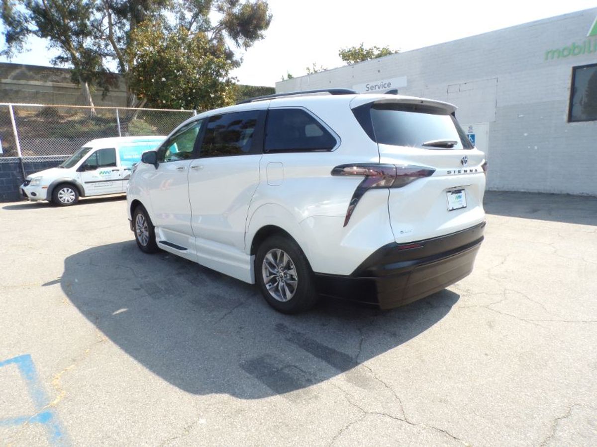White Toyota Sienna image number 5