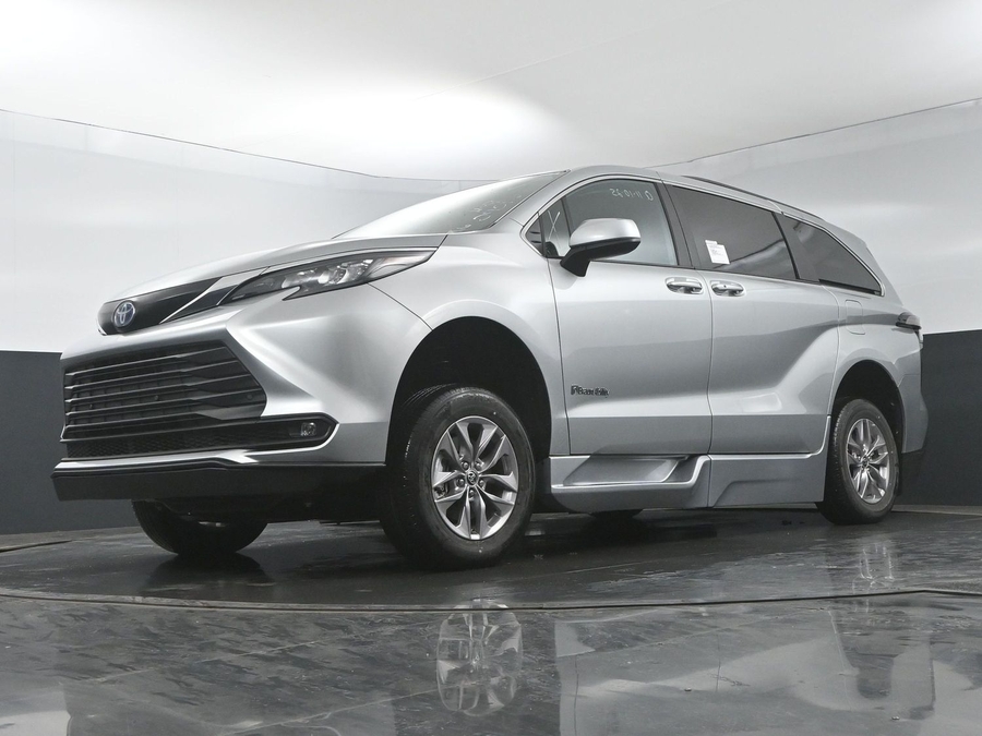 New 2025 Toyota Sienna Hybrid XLE Plus - BraunAbility Side Entry Entry In Floor Automatic Ramp