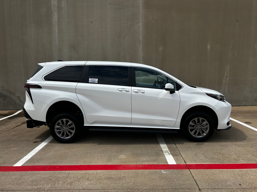 New 2026 Toyota Sienna Hybrid LE - Vantage Mobility Rear Entry Entry Fold Out Manual Ramp