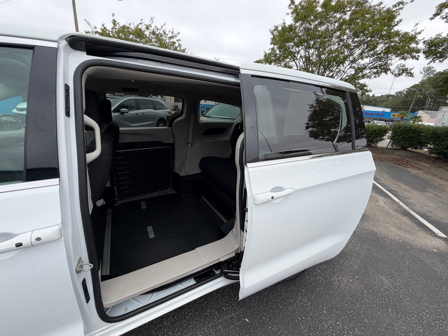 White Chrysler Voyager image number 41