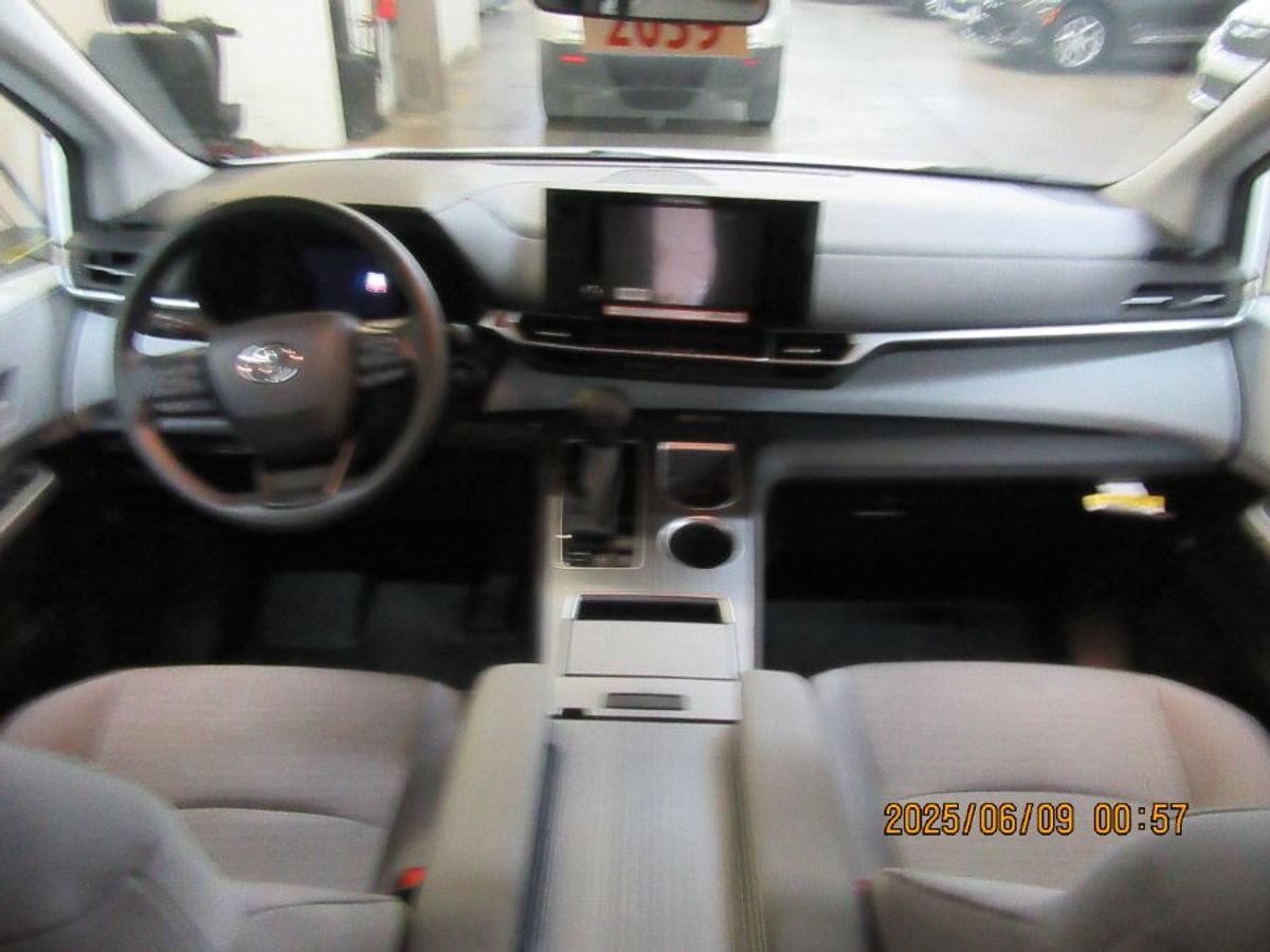 White Toyota Sienna image number 3