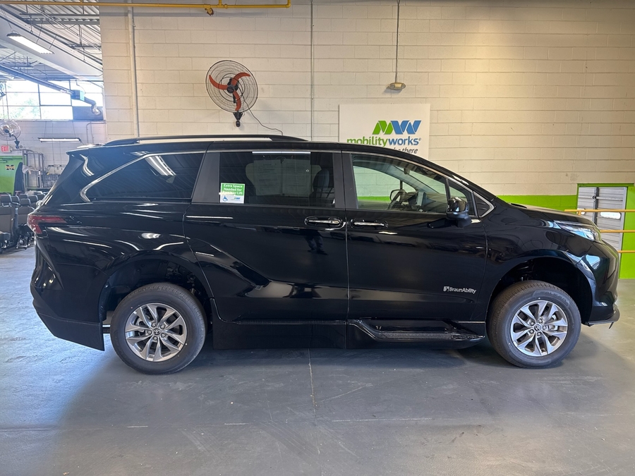 Black Toyota Sienna image number 4