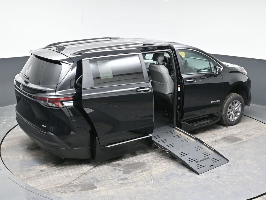 Black Toyota Sienna image number 25
