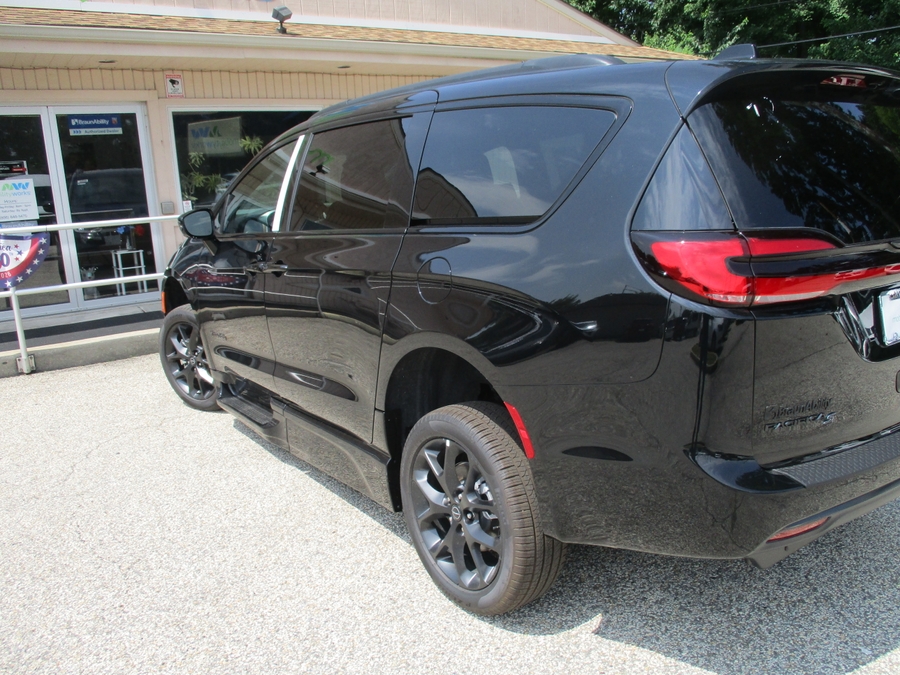 Número de imagen Chrysler Pacifica negro 12
