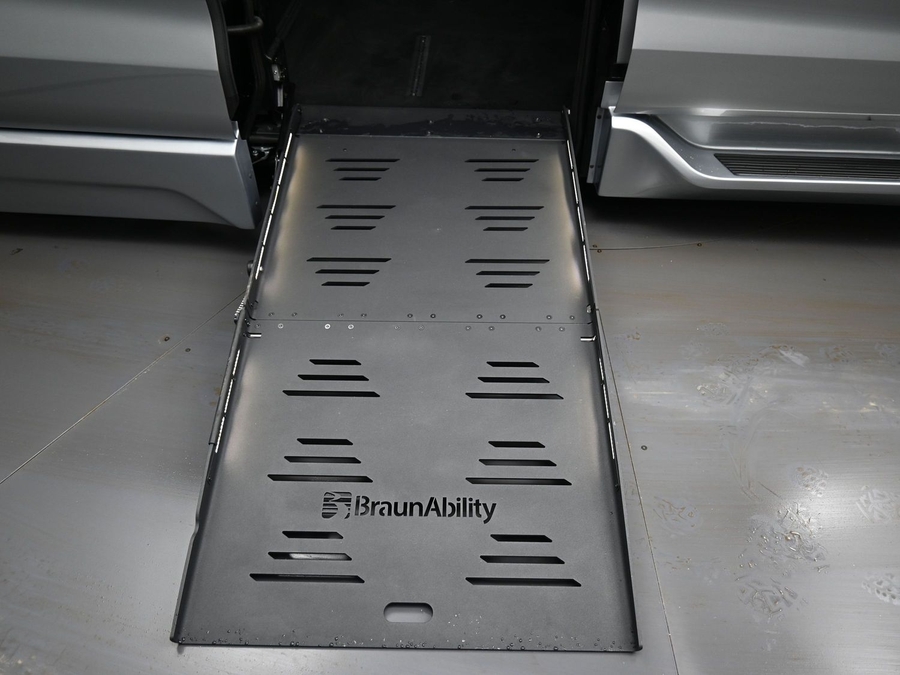 Silver Toyota Sienna image number 15