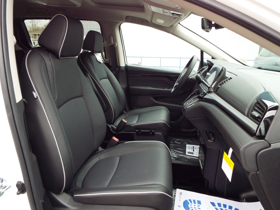 White Honda Odyssey image number 19