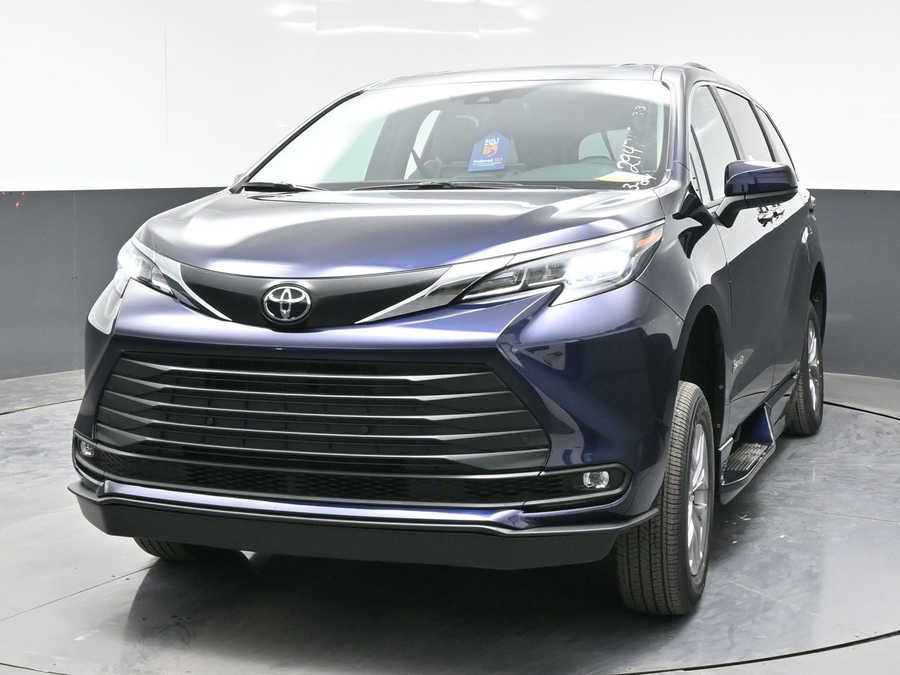 Blue Toyota Sienna image number 1