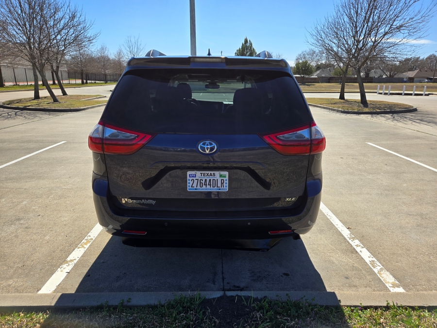 Used 2020 Toyota Sienna XLE Base - BraunAbility Side Entry Entry In Floor Automatic Ramp