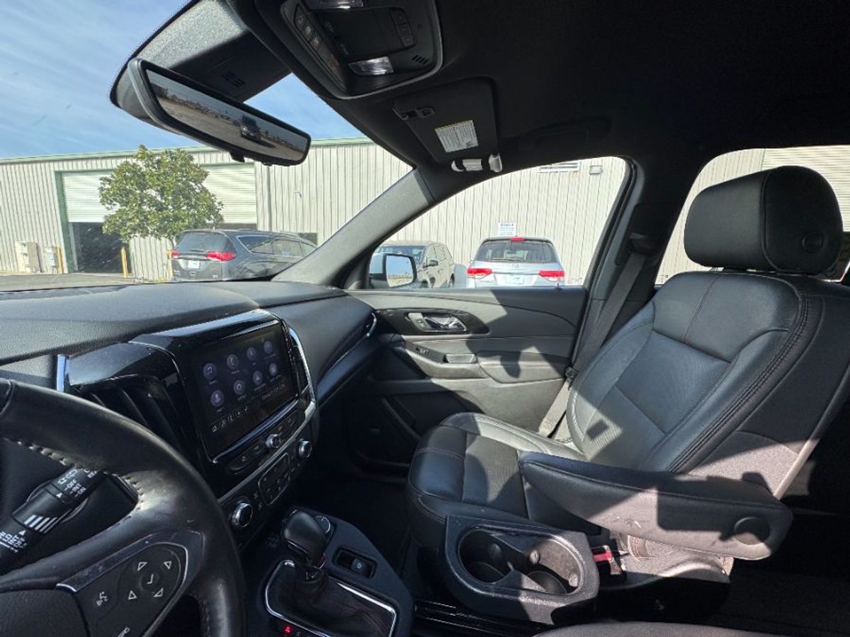 White Chevrolet Traverse image number 7