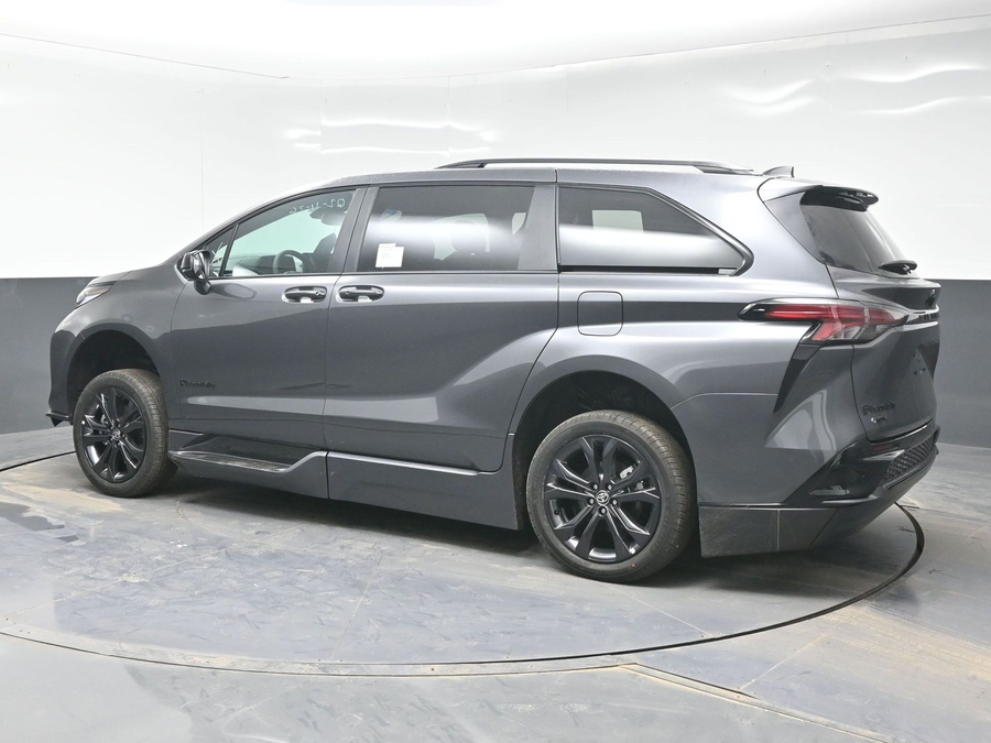 Grey Toyota Sienna image number 3