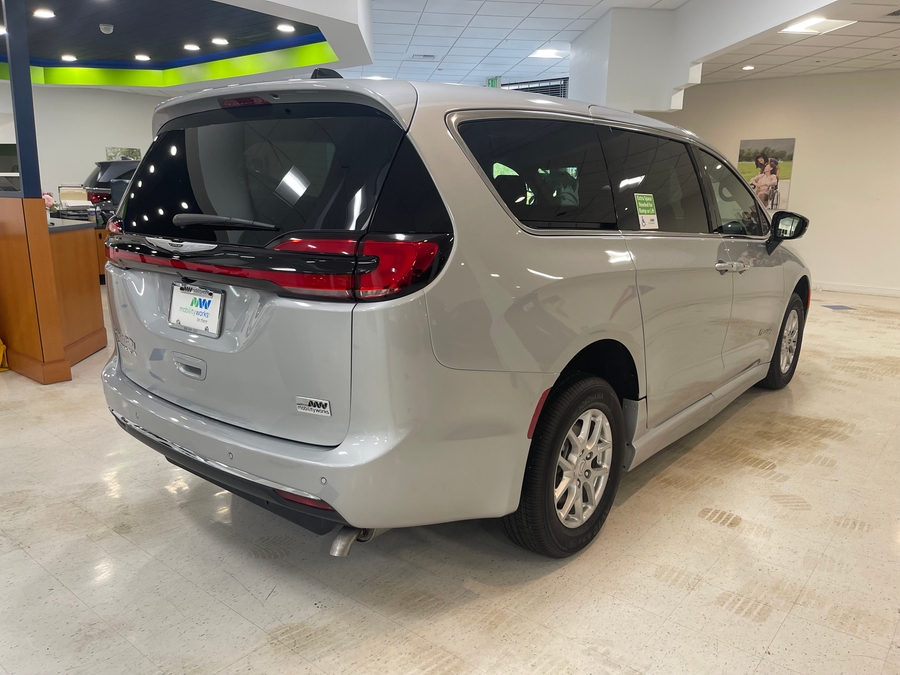Silver Chrysler Pacifica image number 6