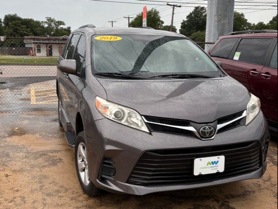 Grey Toyota Sienna image number 2