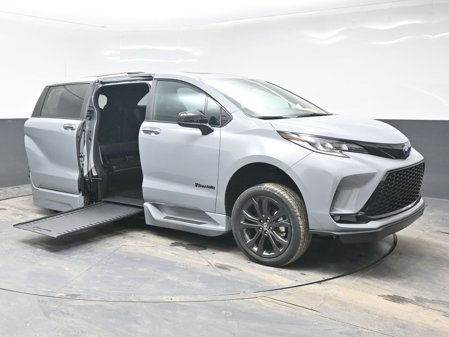 New 2025 Toyota Sienna Hybrid XSE Sport - BraunAbility Side Entry Entry In Floor Automatic Ramp