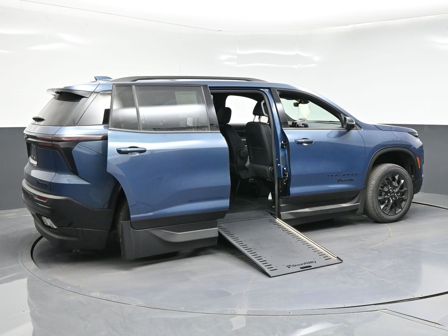 New 2026 Chevrolet Traverse 1LT Midnight - BraunAbility Side Entry Entry In Floor Automatic Ramp