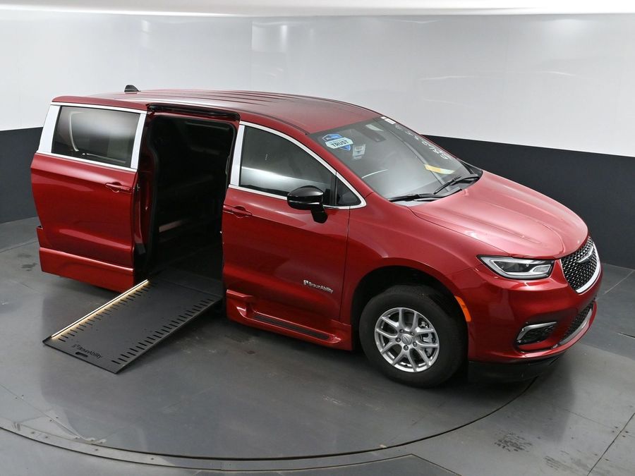 New 2025 Chrysler Pacifica Select - BraunAbility Side Entry Entry In Floor Automatic Ramp