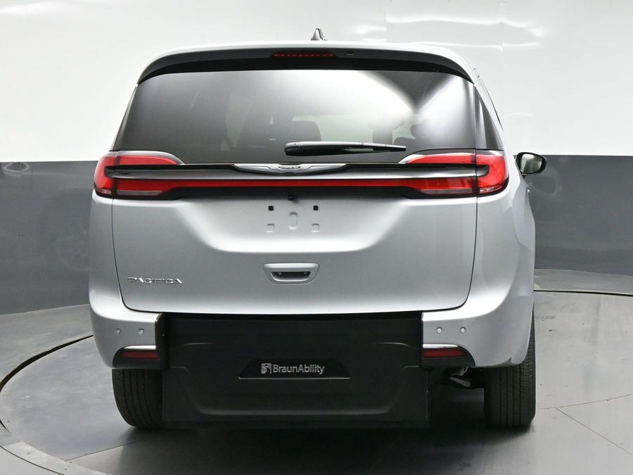 Silver Chrysler Pacifica image number 5