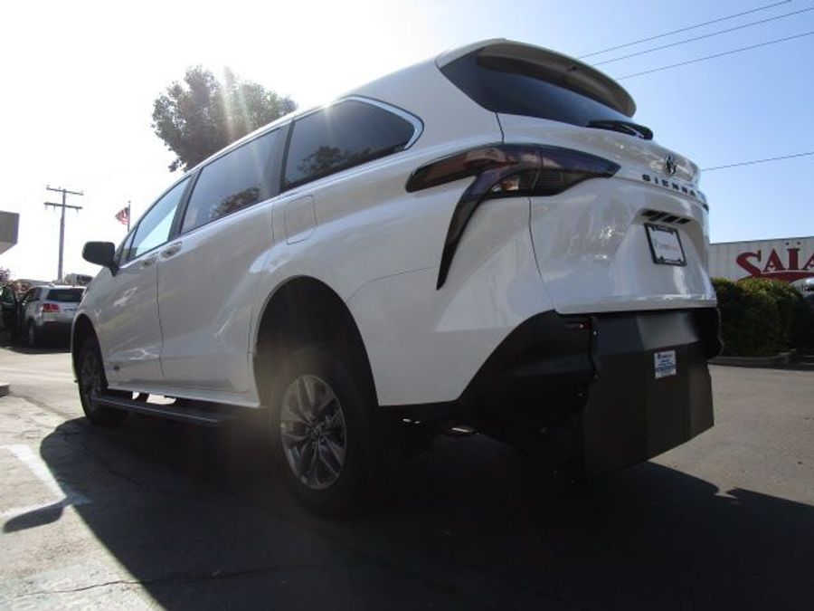 New 2025 Toyota Sienna Hybrid LE - Vantage Mobility Commercial Rear Entry Entry Fold Out Manual Ramp