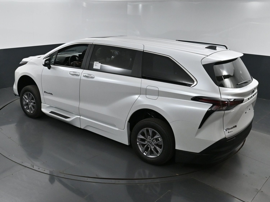 New 2025 Toyota Sienna Hybrid XLE Base - BraunAbility Side Entry Entry Fold Out Automatic Ramp