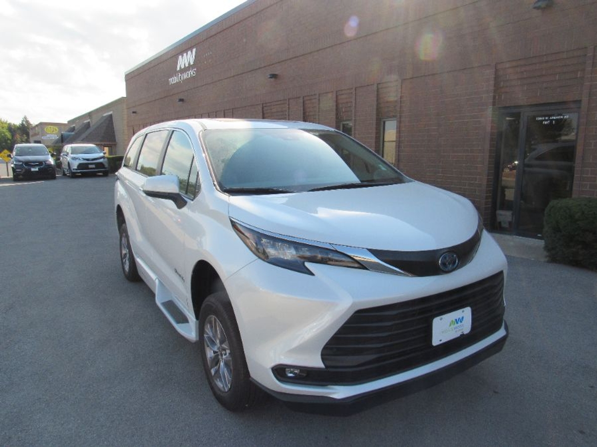 2025 TOYOTA SIENNA - Image 13