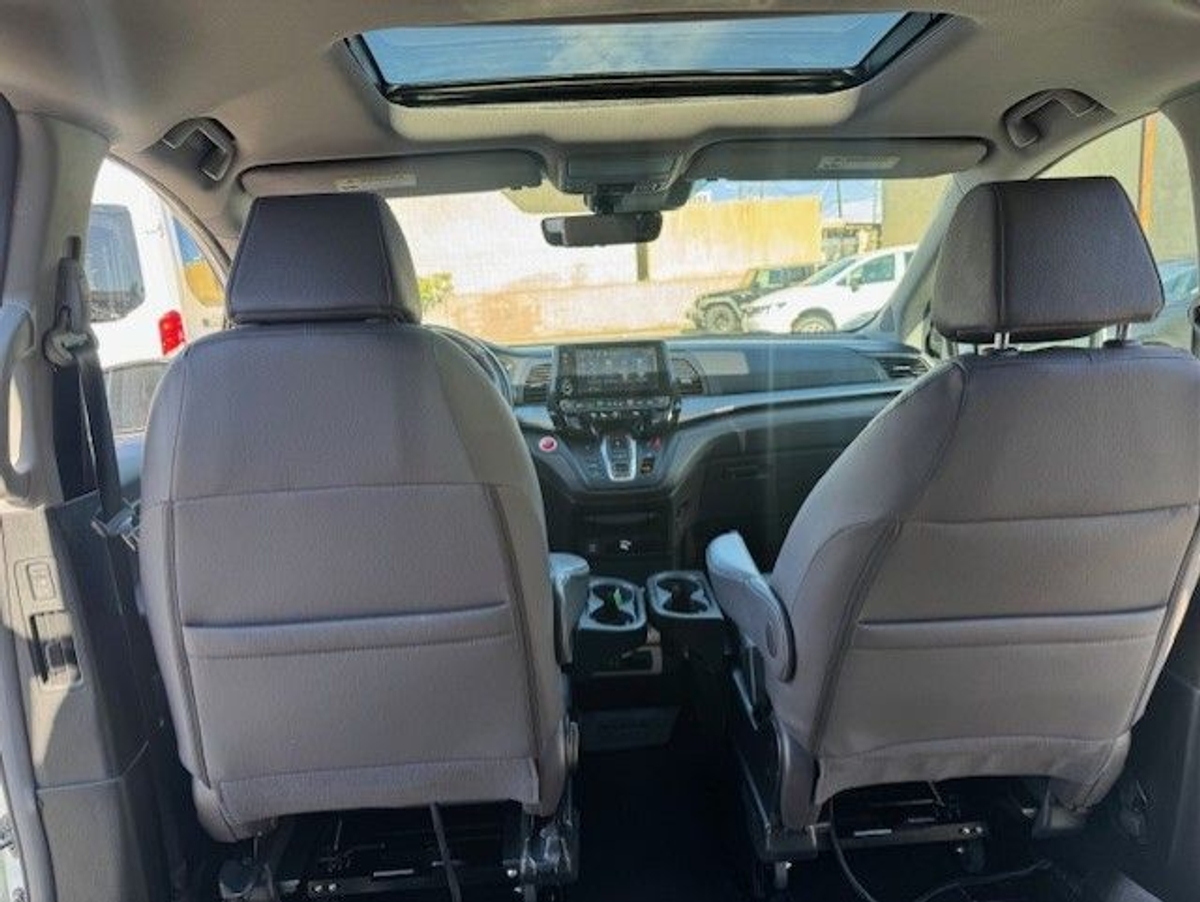 White Honda Odyssey image number 2