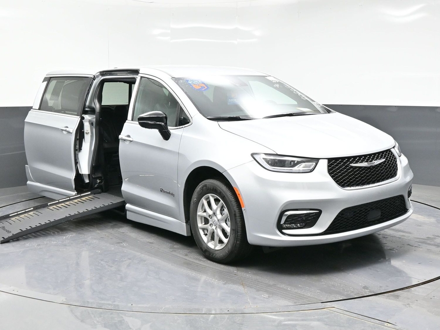 New 2026 Chrysler Pacifica Select Safety - BraunAbility Side Entry Entry Fold Out Automatic Ramp