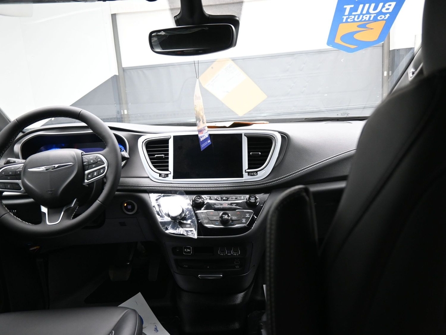 White Chrysler Pacifica image number 12