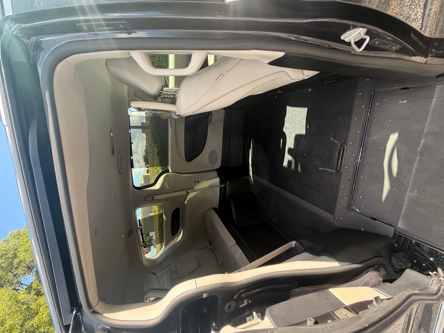 Silver Chrysler Pacifica image number 10