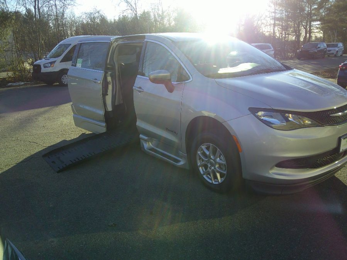 2023 CHRYSLER VOYAGER - Image 1