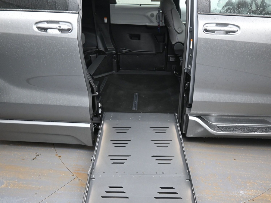 Grey Toyota Sienna image number 10