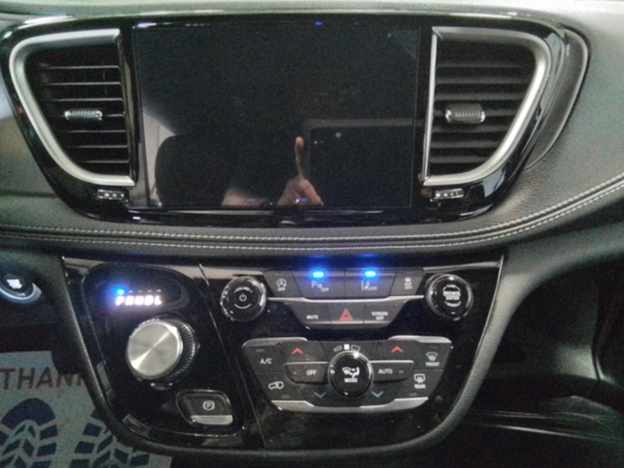 White Chrysler Pacifica image number 29