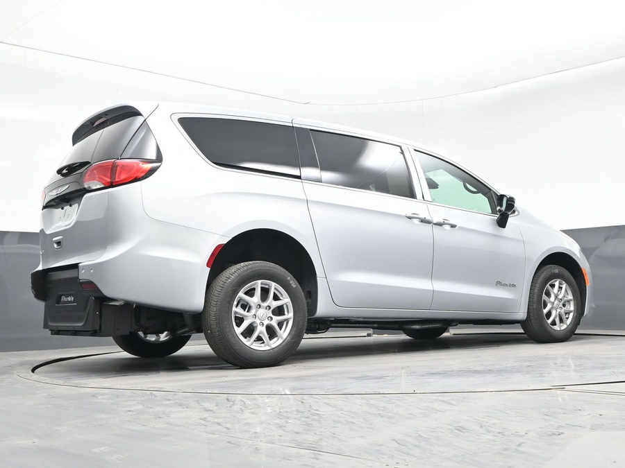 Silver Chrysler Voyager image number 20