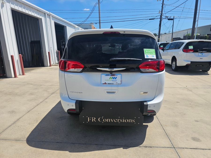 2026 Chrysler Voyager LX - Photo 11