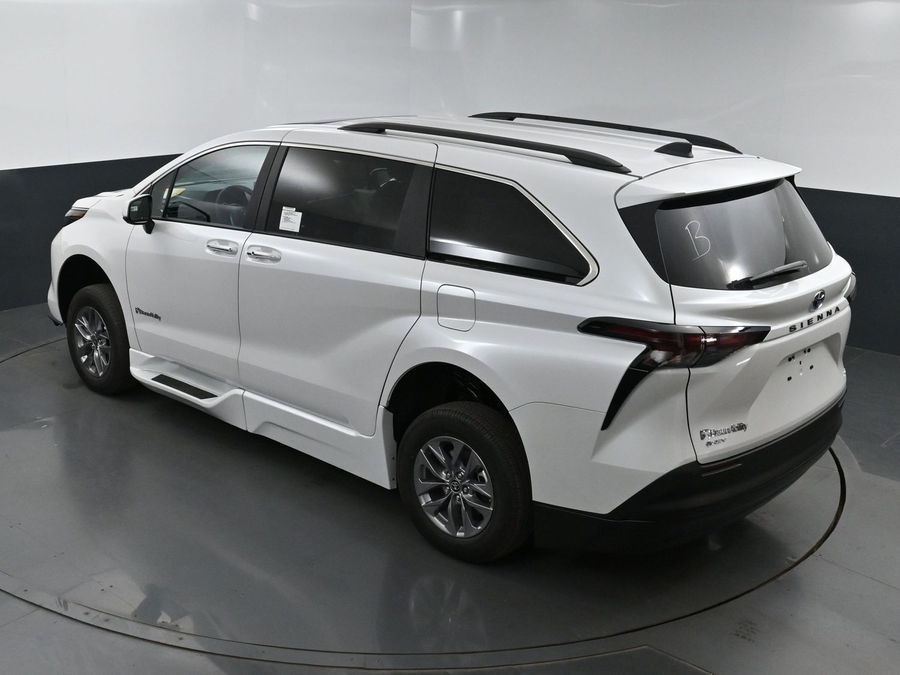 New 2025 Toyota Sienna Hybrid XLE Plus - BraunAbility Side Entry Entry In Floor Automatic Ramp