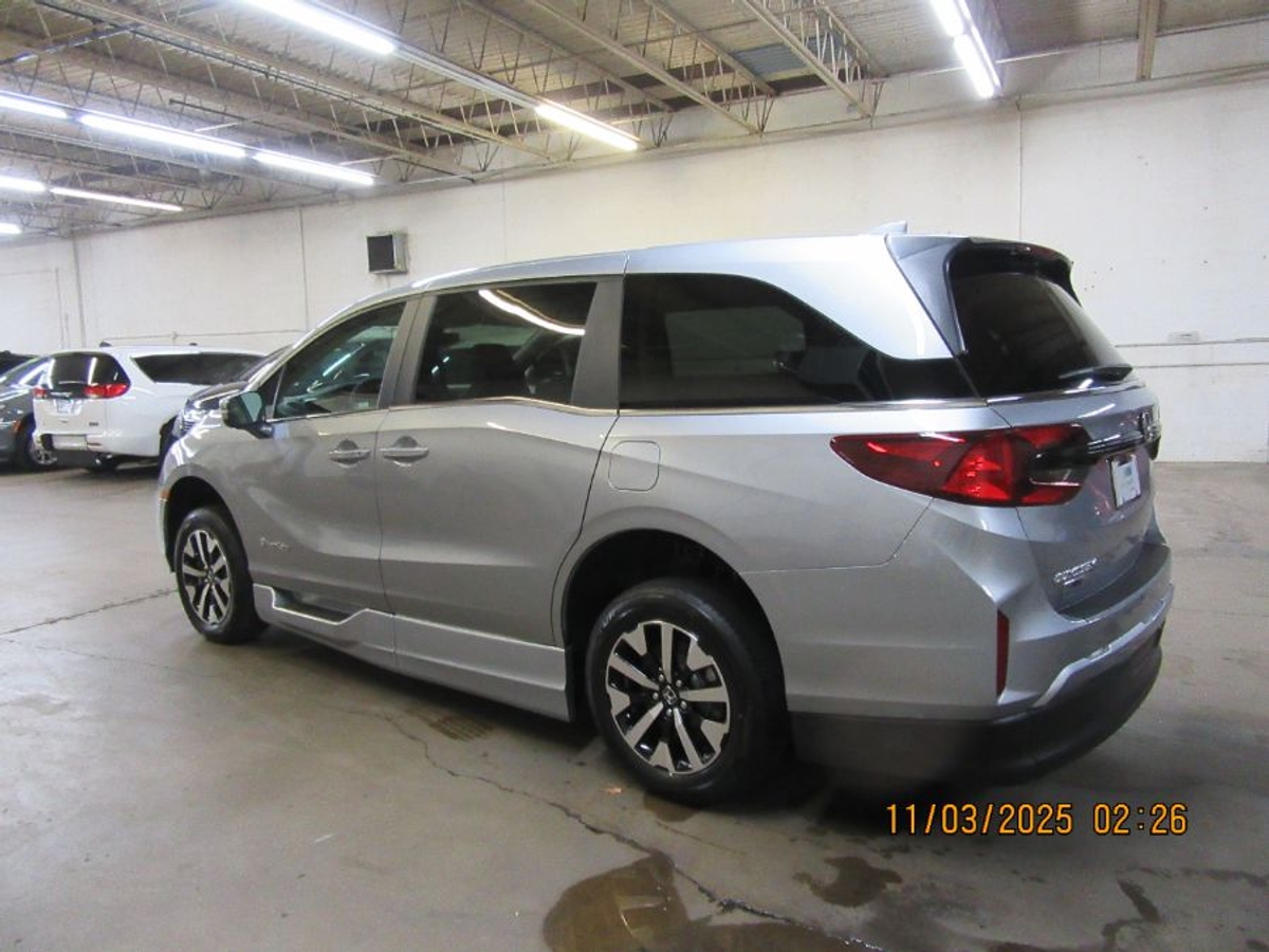 Silver Honda Odyssey image number 12