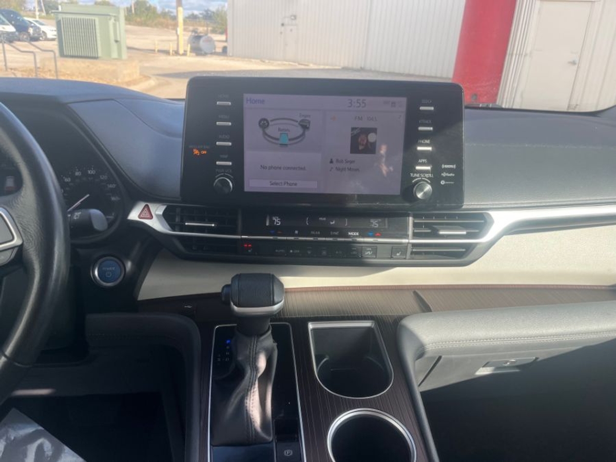 Grey Toyota Sienna image number 4