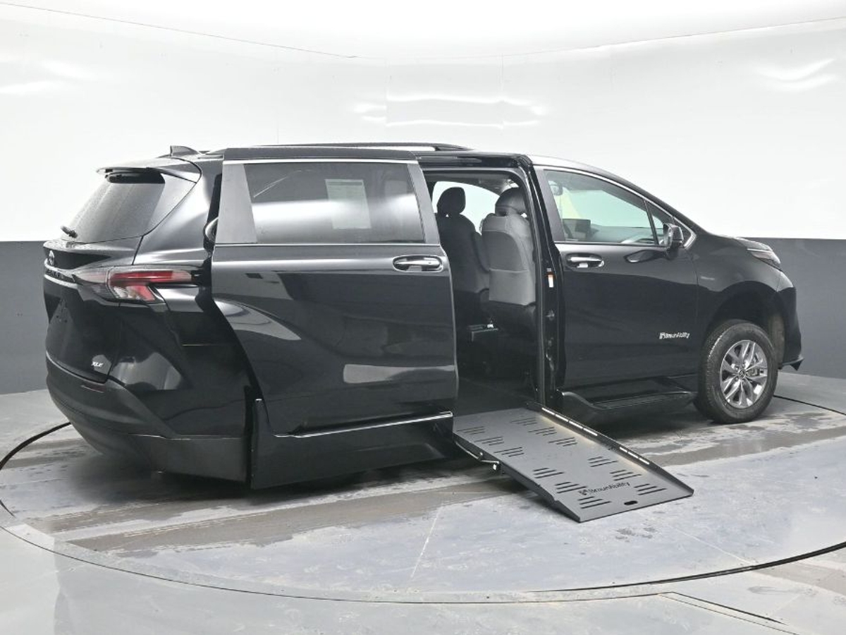 Black Toyota Sienna image number 3