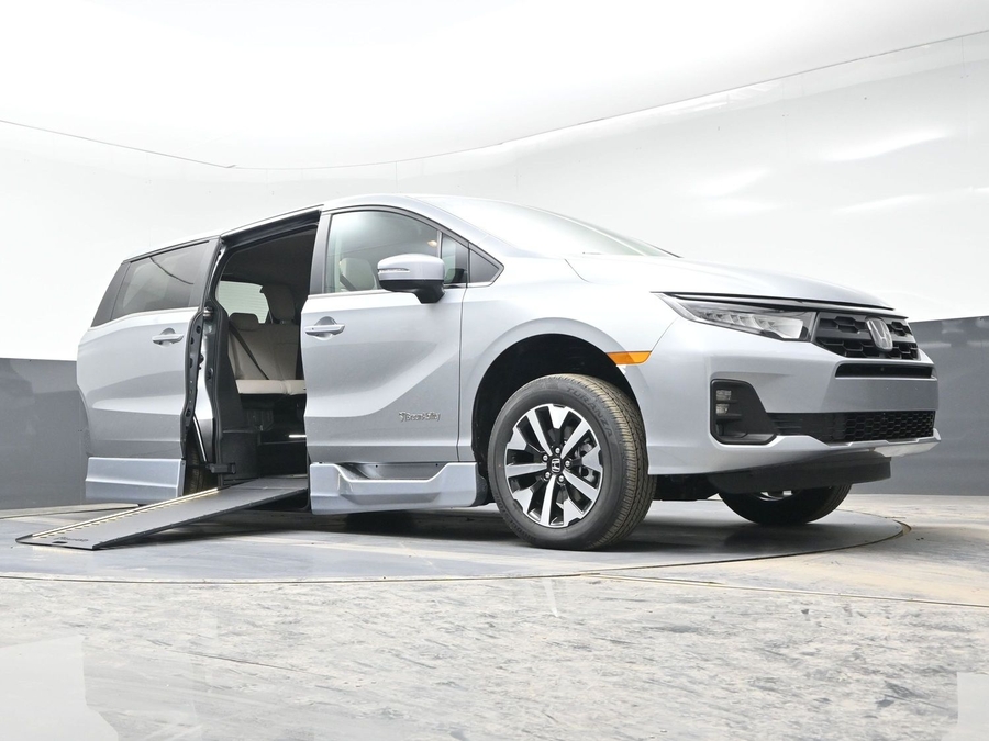 Silver Honda Odyssey image number 18