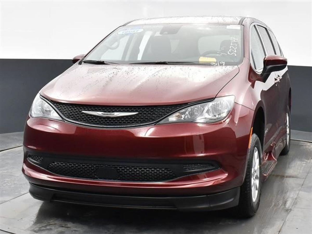 Red Chrysler Voyager image number 8