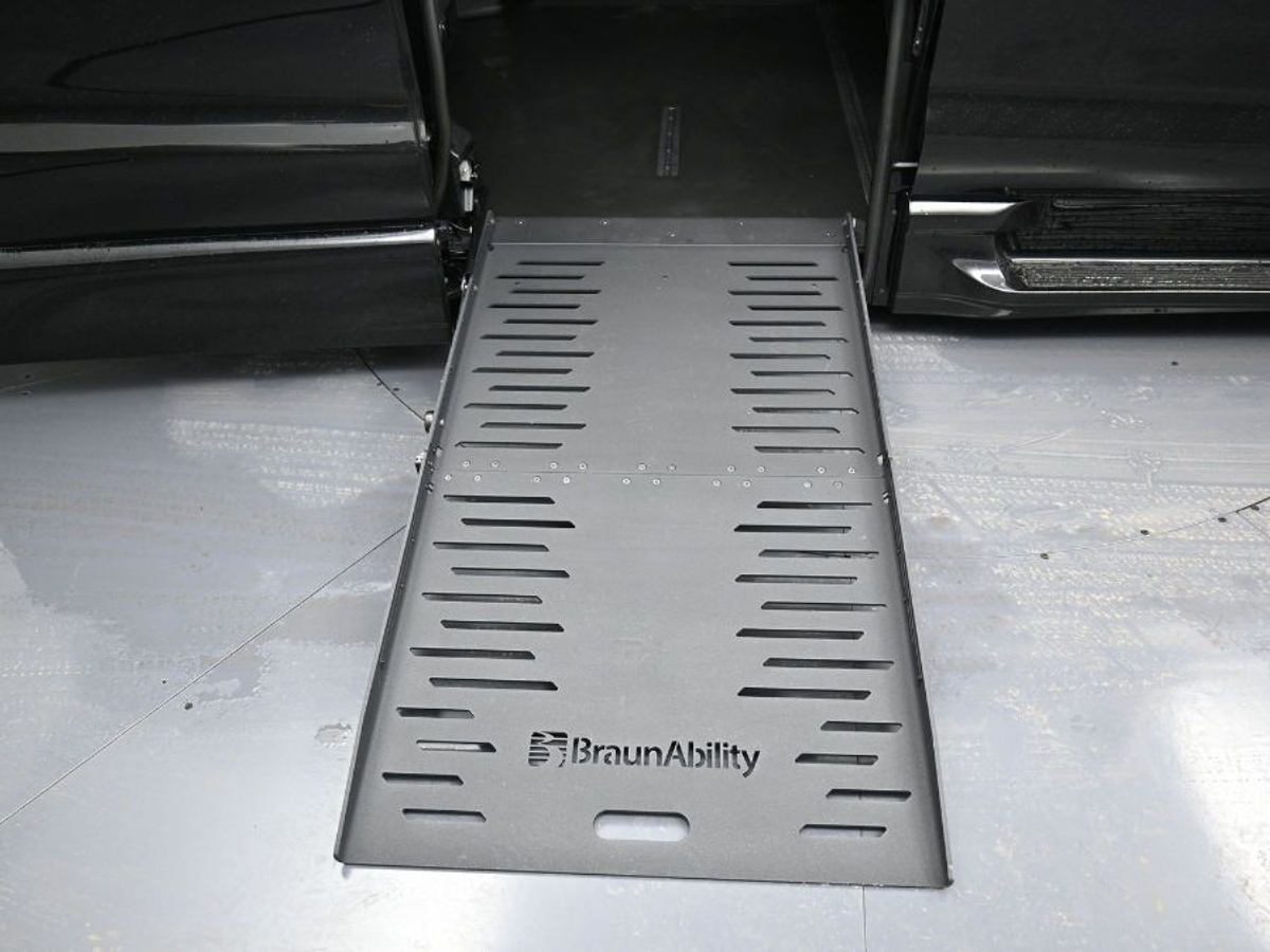 Black Chrysler Pacifica image number 19