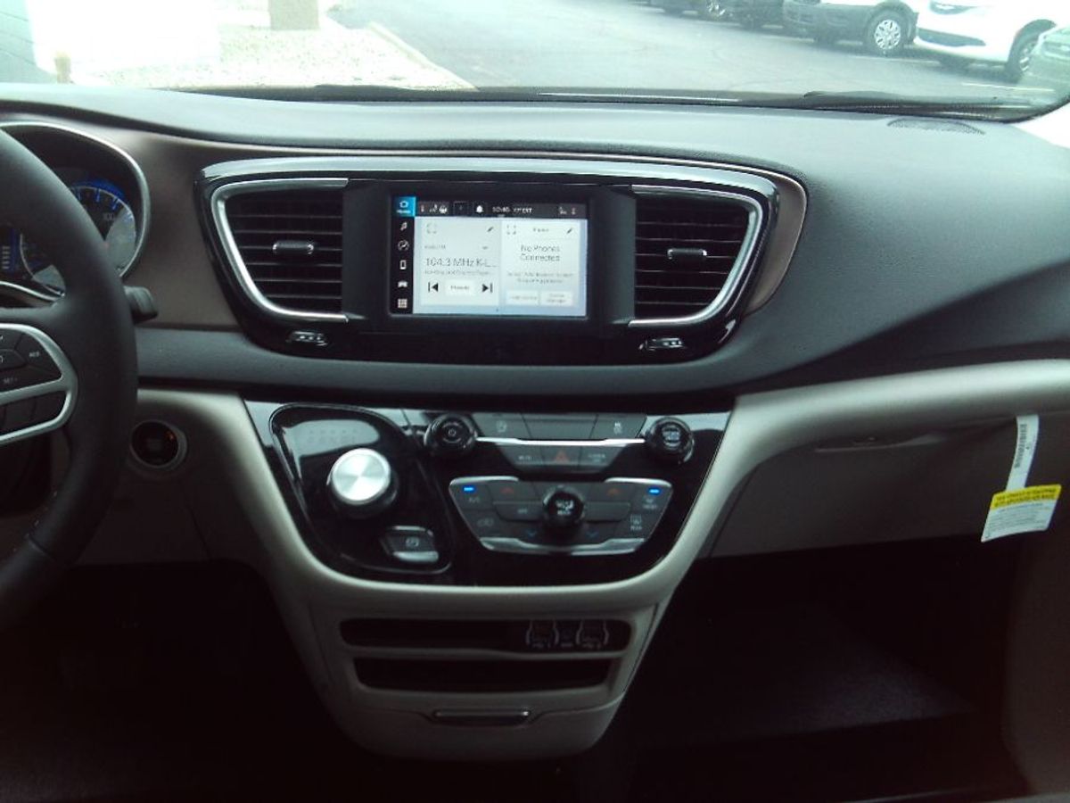 2024 CHRYSLER VOYAGER - Image 5