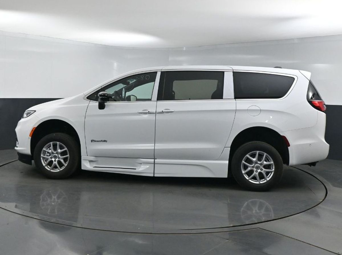 White Chrysler Pacifica image number 3