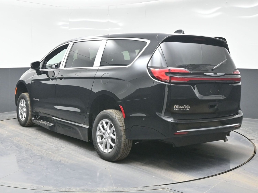 Black Chrysler Pacifica image number 4