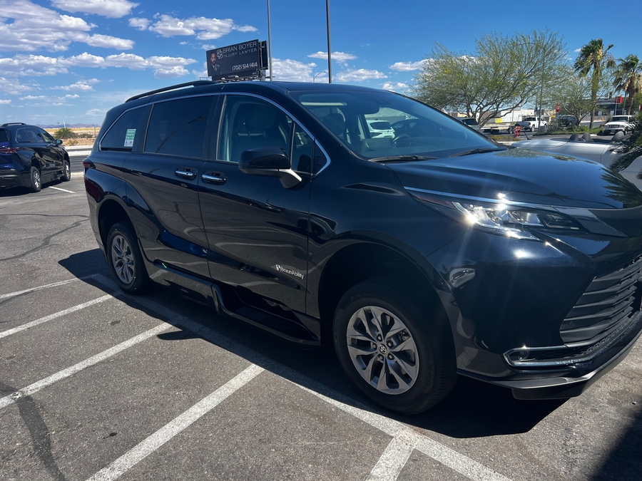 Used 2023 Toyota Sienna Hybrid XLE Plus - BraunAbility Side Entry In Floor Automatic Ramp