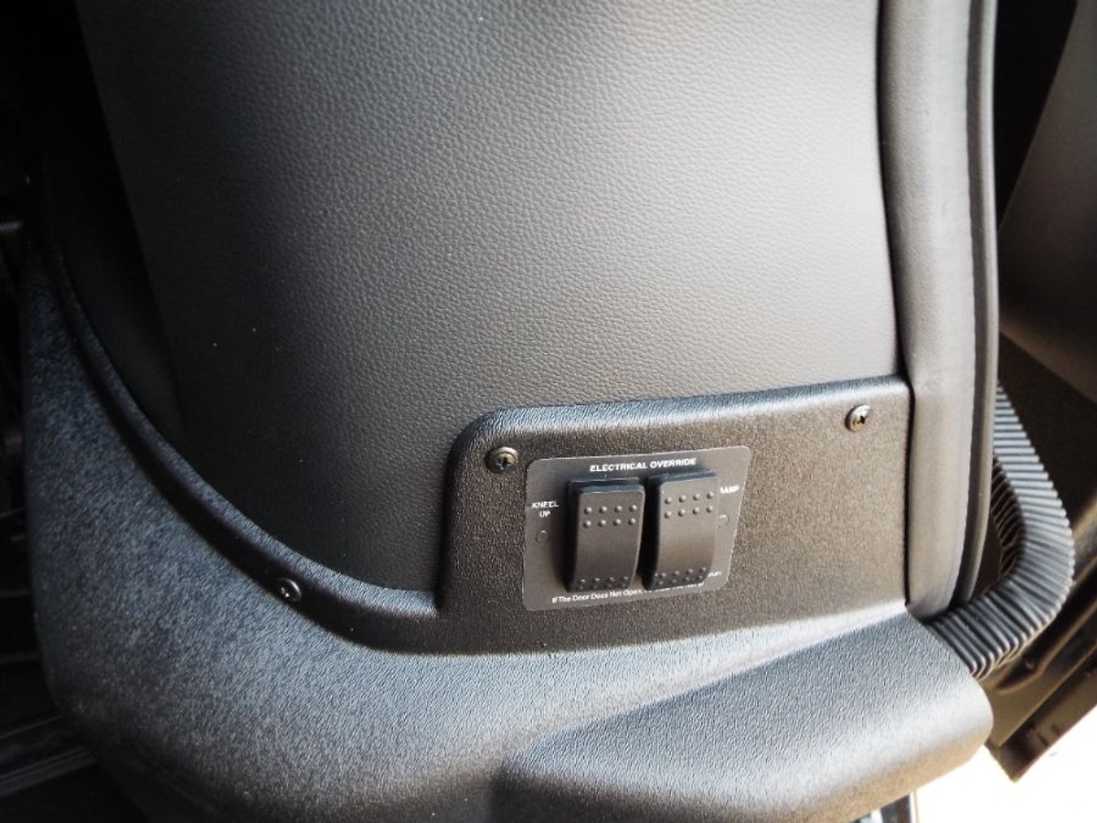 Silver Honda Odyssey image number 25