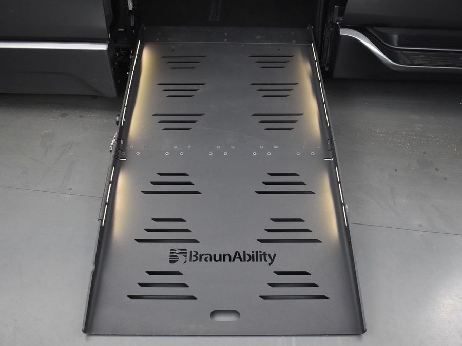 New 2025 Toyota Sienna Hybrid XLE Base - BraunAbility Side Entry Entry Fold Out Automatic Ramp