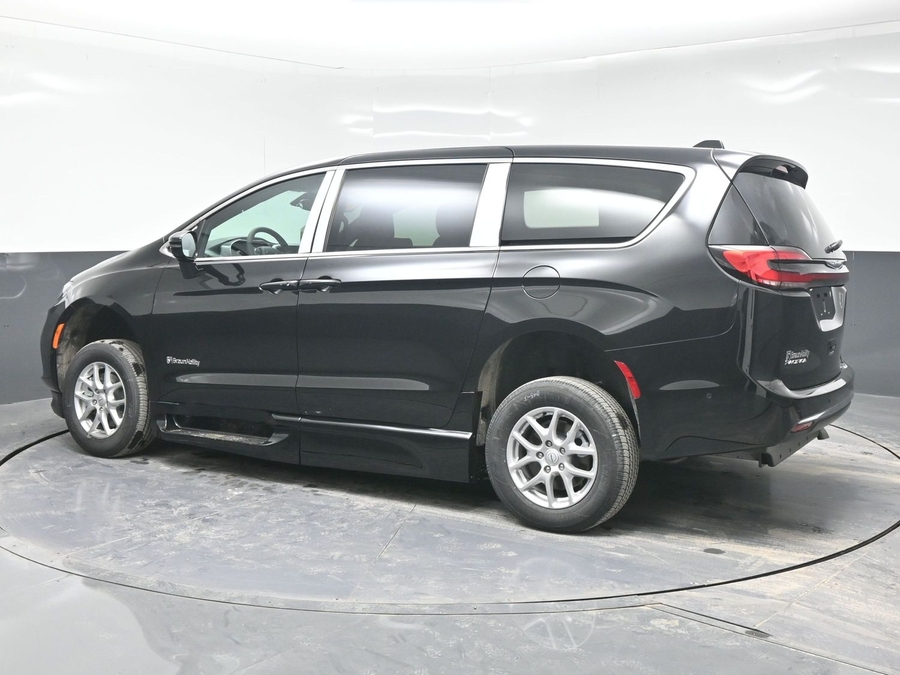 Black Chrysler Pacifica image number 3