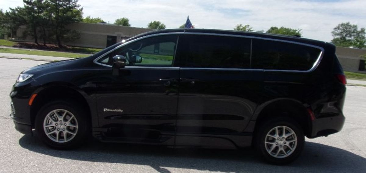 Black Toyota Sienna image number 4