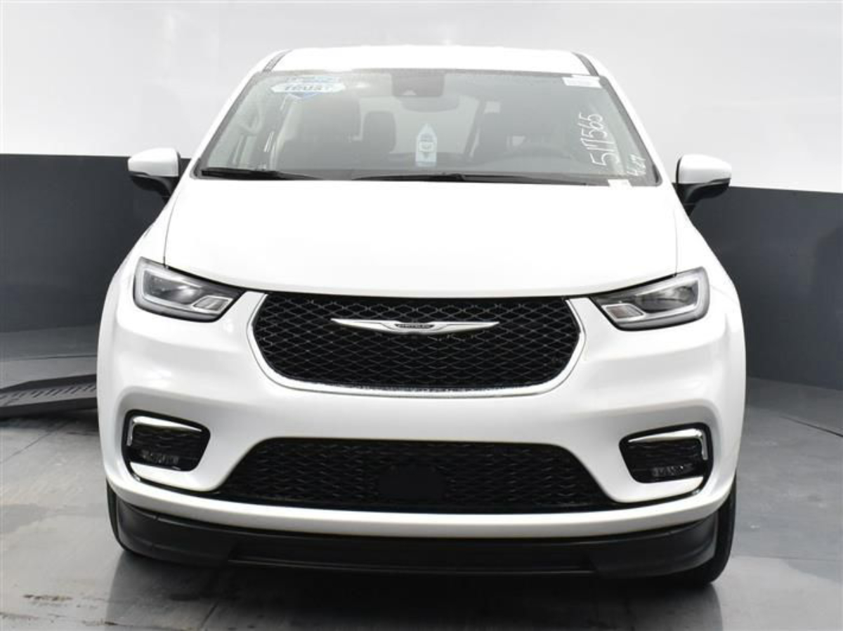 White Chrysler Pacifica image number 1